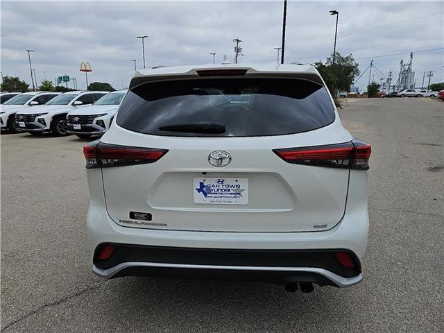 used 2021 Toyota Highlander car, priced at $31,428