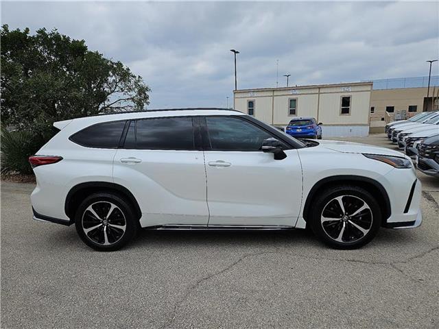 used 2021 Toyota Highlander car, priced at $31,428