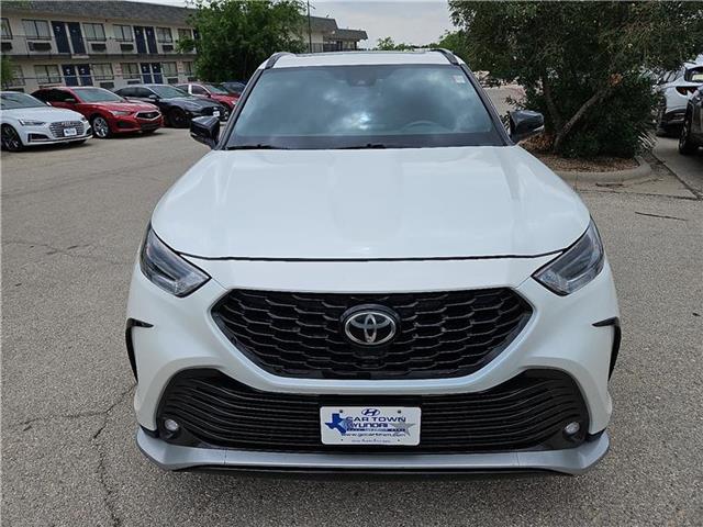 used 2021 Toyota Highlander car, priced at $31,428